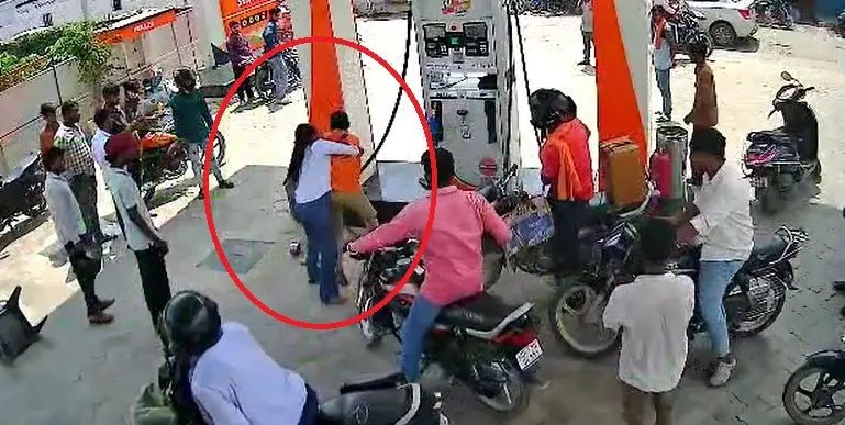 VIDEO: હેલ્મેટ વિના પેટ્રોલ ન આપતા બંને યુવતી બાખડી, વિડીયો વાઇરલ Two girls thrashed for not giving petrol without helmet, video goes viral