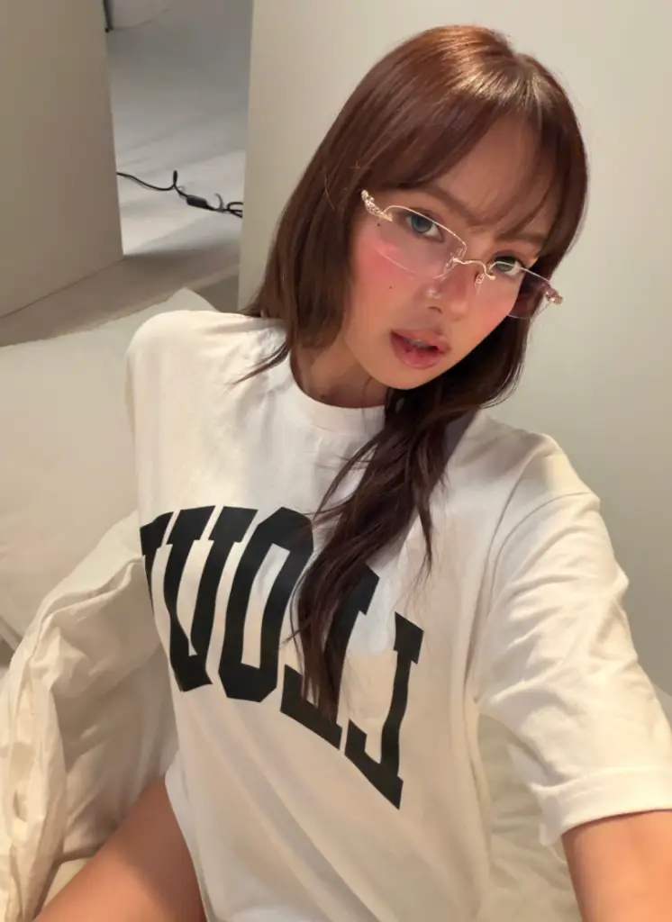 BLACKPINK Lisa T-Shirt Dress Look Viral Photos